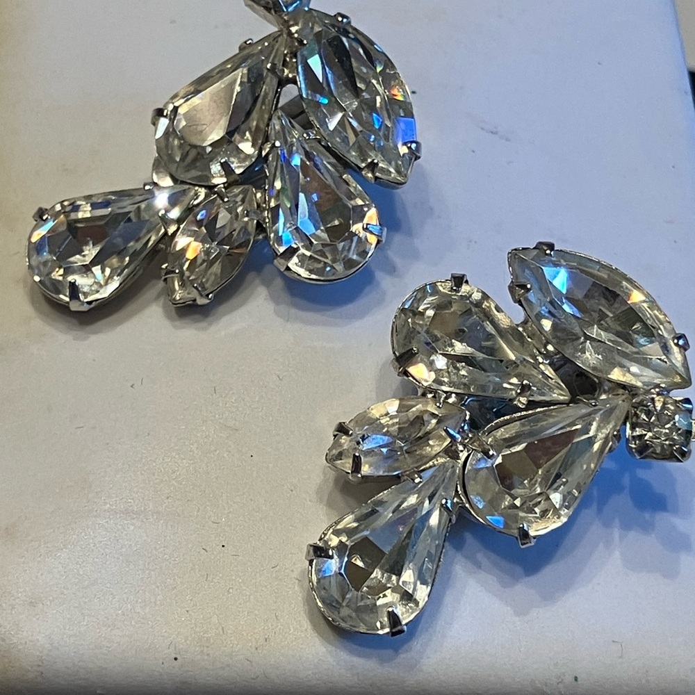 WEISS CRYSTAL EARRINGS PRONG SET AND STUNNING - Picture 5 of 14